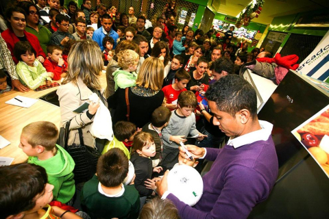 La campaña prenavideña que se está desarrollando durante los meses de noviembre y diciembre en los mercados municipales de Pamplona ha acercado este miércoles a varios jugadores de Osasuna al Mercado de Ermitagaña.