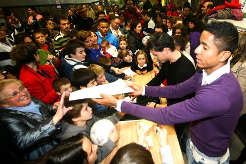 La campaña prenavideña que se está desarrollando durante los meses de noviembre y diciembre en los mercados municipales de Pamplona ha acercado este miércoles a varios jugadores de Osasuna al Mercado de Ermitagaña.