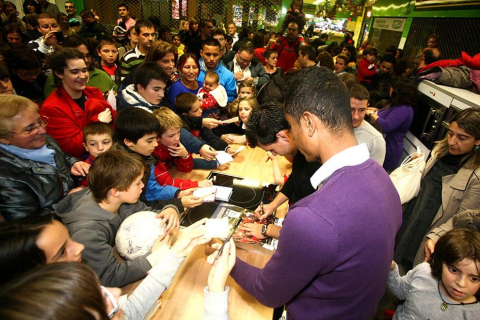 La campaña prenavideña que se está desarrollando durante los meses de noviembre y diciembre en los mercados municipales de Pamplona ha acercado este miércoles a varios jugadores de Osasuna al Mercado de Ermitagaña.