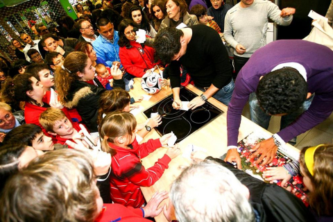La campaña prenavideña que se está desarrollando durante los meses de noviembre y diciembre en los mercados municipales de Pamplona ha acercado este miércoles a varios jugadores de Osasuna al Mercado de Ermitagaña.