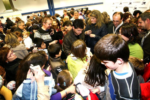 La campaña prenavideña que se está desarrollando durante los meses de noviembre y diciembre en los mercados municipales de Pamplona ha acercado este miércoles a varios jugadores de Osasuna al Mercado de Ermitagaña.