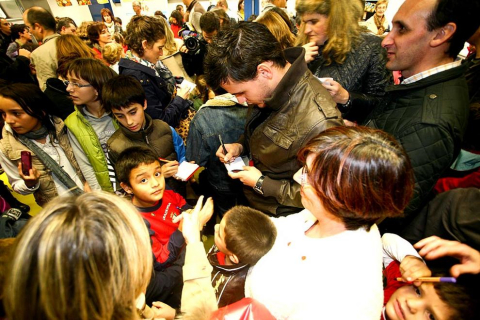 La campaña prenavideña que se está desarrollando durante los meses de noviembre y diciembre en los mercados municipales de Pamplona ha acercado este miércoles a varios jugadores de Osasuna al Mercado de Ermitagaña.