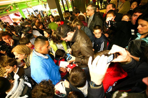 La campaña prenavideña que se está desarrollando durante los meses de noviembre y diciembre en los mercados municipales de Pamplona ha acercado este miércoles a varios jugadores de Osasuna al Mercado de Ermitagaña.