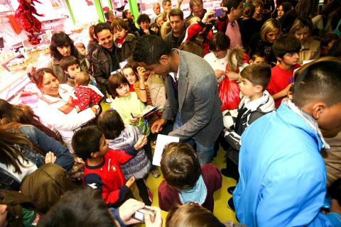 La campaña prenavideña que se está desarrollando durante los meses de noviembre y diciembre en los mercados municipales de Pamplona ha acercado este miércoles a varios jugadores de Osasuna al Mercado de Ermitagaña.