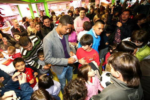 La campaña prenavideña que se está desarrollando durante los meses de noviembre y diciembre en los mercados municipales de Pamplona ha acercado este miércoles a varios jugadores de Osasuna al Mercado de Ermitagaña.