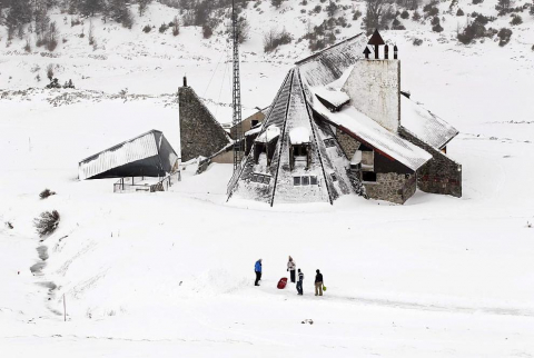 La nieve ha vestido Navarra este fin de semana. El sábado cubría la carretera de Burguete, el Alto de Ibañeta o la Higa de Monreal. Belagua también recuperaba este domingo el aspecto típico de estas fechas invernales en las que esquiadores y montañeros podrán disfrutar después de una temporada escasa de nieve.