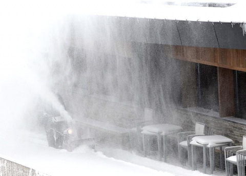 La nieve ha vestido Navarra este fin de semana. El sábado cubría la carretera de Burguete, el Alto de Ibañeta o la Higa de Monreal. Belagua también recuperaba este domingo el aspecto típico de estas fechas invernales en las que esquiadores y montañeros podrán disfrutar después de una temporada escasa de nieve.