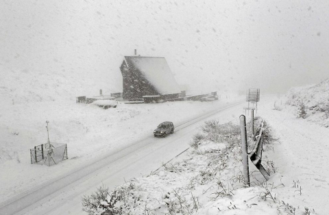 A primera hora de la tarde de este sábado, la nieve cubría la carretera de Burguete, el Alto de Ibañeta o la Higa de Monreal