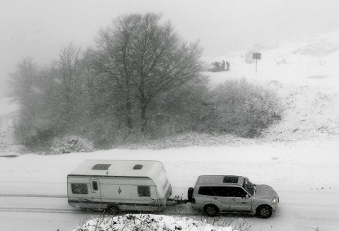 A primera hora de la tarde de este sábado, la nieve cubría la carretera de Burguete, el Alto de Ibañeta o la Higa de Monreal