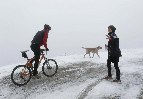 A primera hora de la tarde de este sábado, la nieve cubría la carretera de Burguete, el Alto de Ibañeta o la Higa de Monreal
