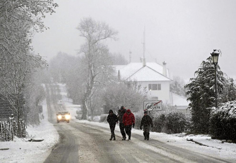 A primera hora de la tarde de este sábado, la nieve cubría la carretera de Burguete, el Alto de Ibañeta o la Higa de Monreal