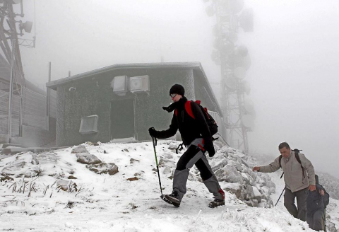 A primera hora de la tarde de este sábado, la nieve cubría la carretera de Burguete, el Alto de Ibañeta o la Higa de Monreal