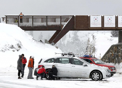 La nieve ha vestido Navarra este fin de semana. El sábado cubría la carretera de Burguete, el Alto de Ibañeta o la Higa de Monreal. Belagua también recuperaba este domingo el aspecto típico de estas fechas invernales en las que esquiadores y montañeros podrán disfrutar después de una temporada escasa de nieve.