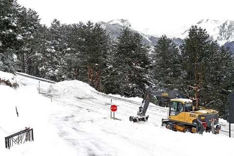 Varios lugares de Pamplona amanecen nevados este 5 de febrero