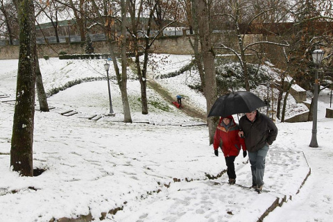 Varios lugares de Pamplona amanecen nevados este 5 de febrero