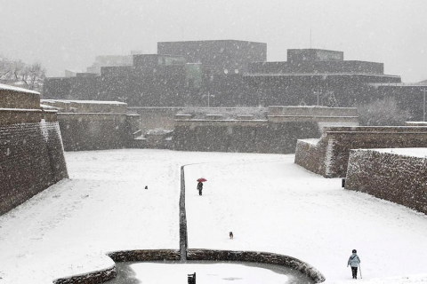 Varios lugares de Pamplona amanecen nevados este 5 de febrero