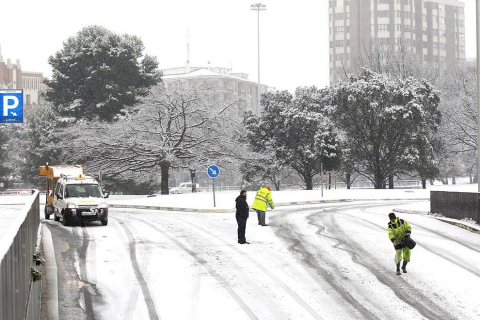 Varios lugares de Pamplona amanecen nevados este 5 de febrero