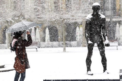 Varios lugares de Pamplona amanecen nevados este 5 de febrero