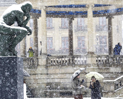 Varios lugares de Pamplona amanecen nevados este 5 de febrero