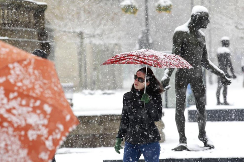 Varios lugares de Pamplona amanecen nevados este 5 de febrero