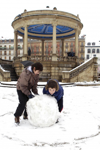 Varios lugares de Pamplona amanecen nevados este 5 de febrero