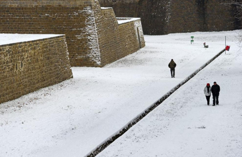 Varios lugares de Pamplona amanecen nevados este 5 de febrero