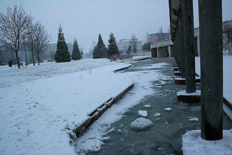 Varios lugares de Pamplona amanecen nevados este 5 de febrero