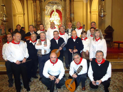 La segunda Misa de la escalera en la capilla de San Fermín el pasado 2 de febrero estuvo amenizada por la Rondalla Armonía, que recibió muchas felicitaciones por el aire sanferminero que supieron darle sus voces con acompañamiento de plectro.