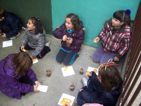 La Apyma del colegio La Milagrosa de Lodosa envía estas imágenes de la celebración del Día de la Paz y de la chocolatada que realizaron por San Blas.