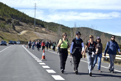 Peregrinos acercándose a la meta final, a su paso por la localidad de Liédena.