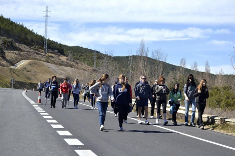 Peregrinos acercándose a la meta final, a su paso por la localidad de Liédena.