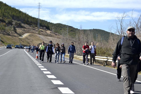 Peregrinos acercándose a la meta final, a su paso por la localidad de Liédena.