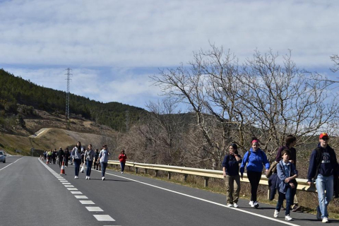 Peregrinos acercándose a la meta final, a su paso por la localidad de Liédena.
