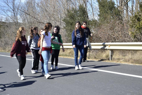 Peregrinos acercándose a la meta final, a su paso por la localidad de Liédena.
