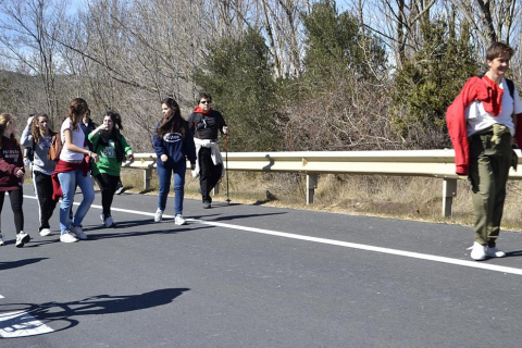 Peregrinos acercándose a la meta final, a su paso por la localidad de Liédena.