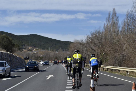 Peregrinos acercándose a la meta final, a su paso por la localidad de Liédena.