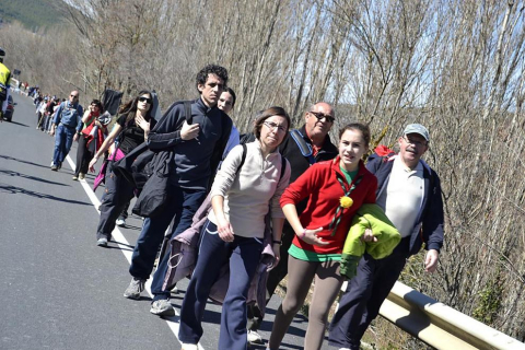 Peregrinos acercándose a la meta final, a su paso por la localidad de Liédena.