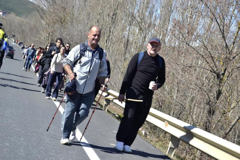 Peregrinos acercándose a la meta final, a su paso por la localidad de Liédena.