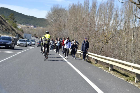 Peregrinos acercándose a la meta final, a su paso por la localidad de Liédena.