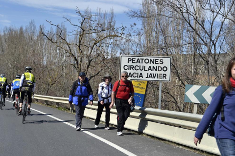 Peregrinos acercándose a la meta final, a su paso por la localidad de Liédena.
