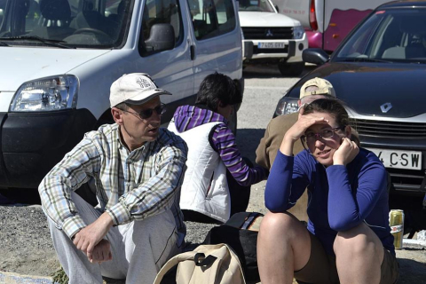 Peregrinos acercándose a la meta final, a su paso por la localidad de Liédena.