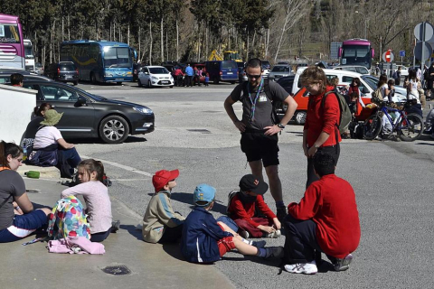 Peregrinos acercándose a la meta final, a su paso por la localidad de Liédena.