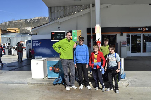 Peregrinos acercándose a la meta final, a su paso por la localidad de Liédena.
