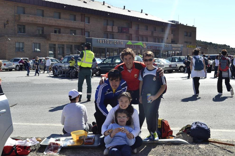 Peregrinos acercándose a la meta final, a su paso por la localidad de Liédena.