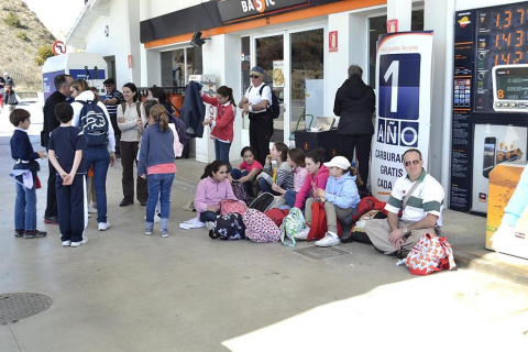 Peregrinos acercándose a la meta final, a su paso por la localidad de Liédena.