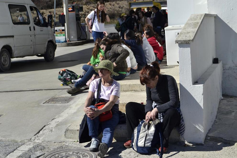 Peregrinos acercándose a la meta final, a su paso por la localidad de Liédena.