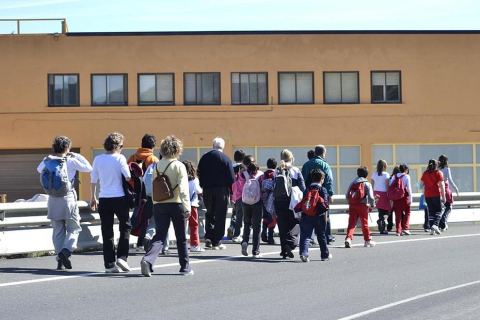 Peregrinos acercándose a la meta final, a su paso por la localidad de Liédena.