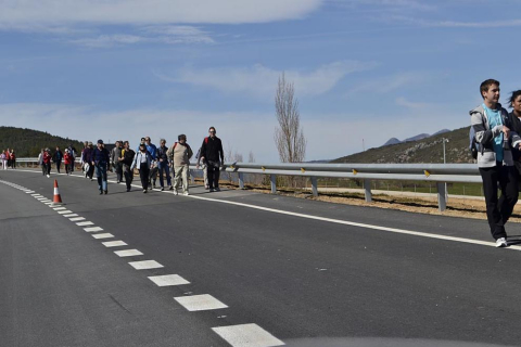 Peregrinos acercándose a la meta final, a su paso por la localidad de Liédena.