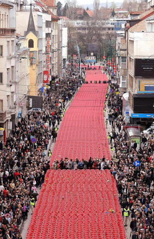 Varias imágenes del homenaje celebrado en Sarajevo por las víctimas de la guerra de Bosnia