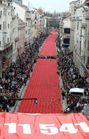 Varias imágenes del homenaje celebrado en Sarajevo por las víctimas de la guerra de Bosnia